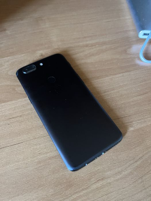 Смартфон OnePlus 5T