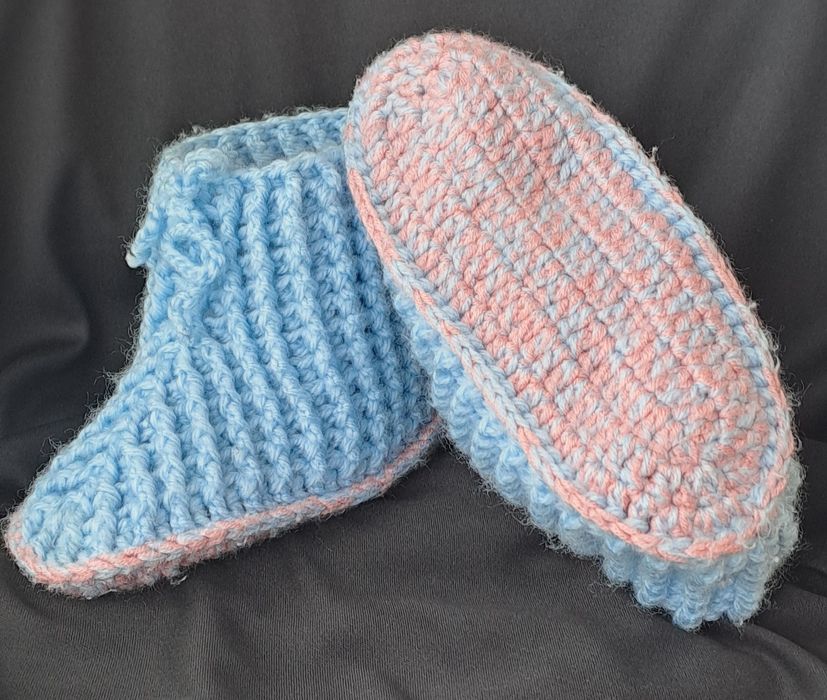 Sapatinhos de lã/ carapins feitos a mão NOVOS