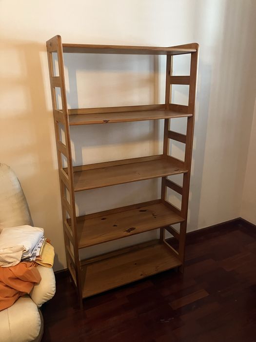 Cama com colchao fantastico quase novo, mesinha e estante