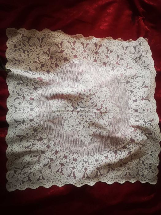 Obrusy białe ozdobne