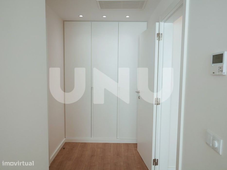 Apartamento T2, remodelado, em condomínio com piscina.