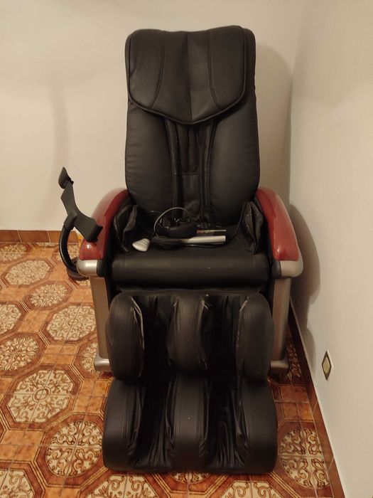 cadeira de massagens completa, com apoio para as pernas e os pés, comando de controlo.