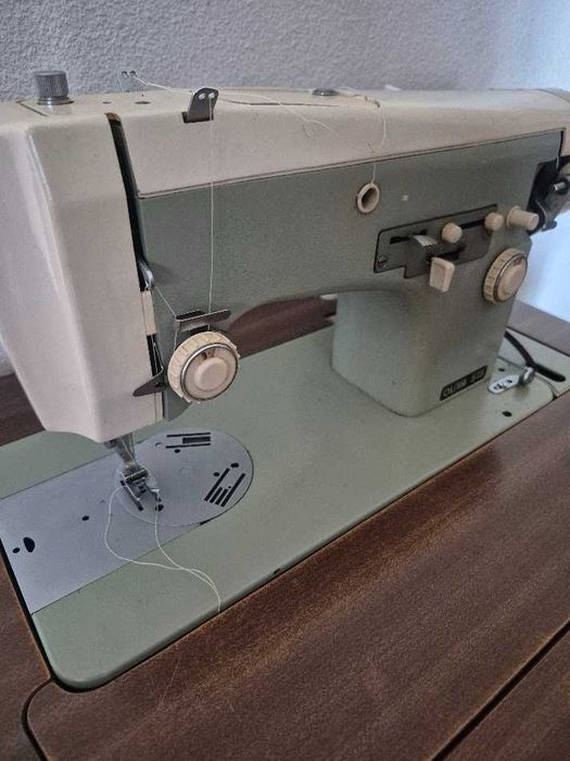 Máquina costura com móvel Oliva 515