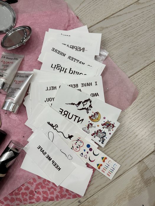 Zestaw kosmetyków mix Benefit paletka do brwi tatuaże, podkłady