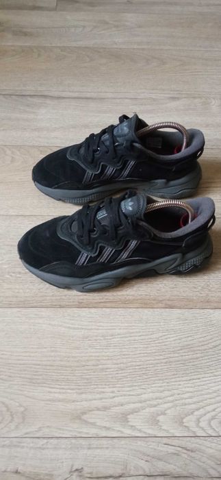 Кросівки Adidas Ozweego у чорному кольорі.