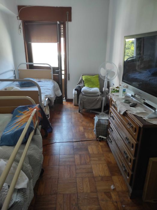 Acolhimento e cuidados profissionais para idosos.  Ambiente familiar
