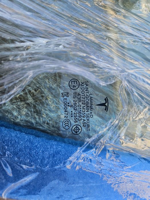 Tesla model Y стекло водителя Original 1582616-01-A-C