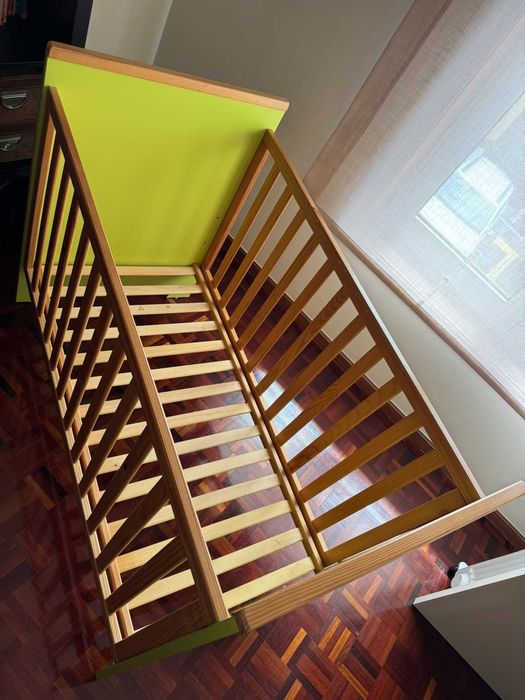 Cama de grades para bebé em verde