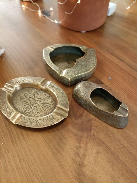 Cinzeiros antigos feitos na Índia.