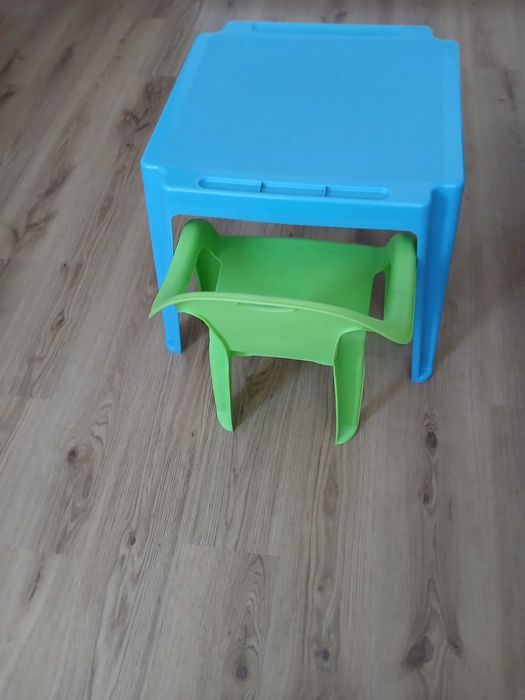 Mesa e cadeira de plastico infantil