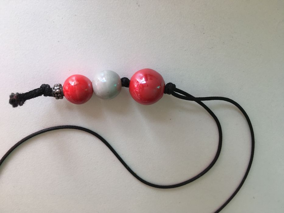 Wisiorek z ceramicznych kulek