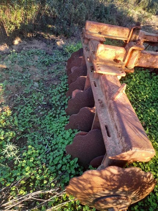 Maquina de arrastos e grade 16/28. Conjunto.