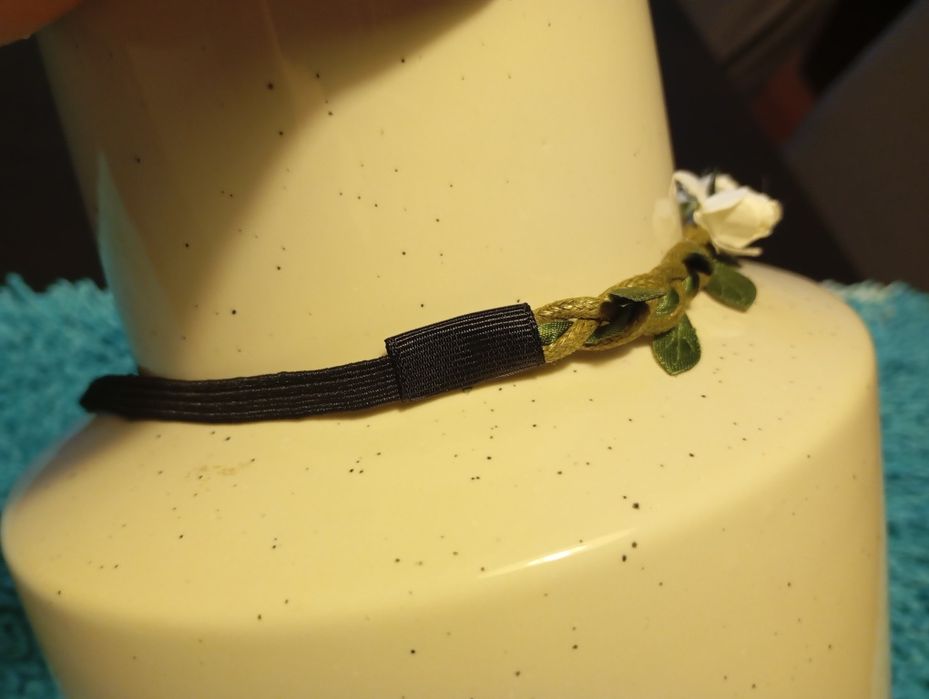 Colar branco de flores