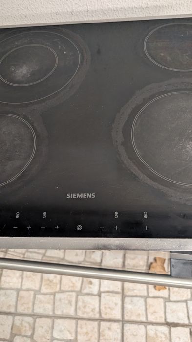 placa vitrocerâmica Siemens de encastre, modelo ET724501E/01.