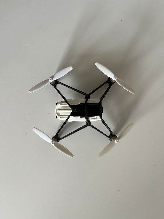 Drone: minidrone parrot