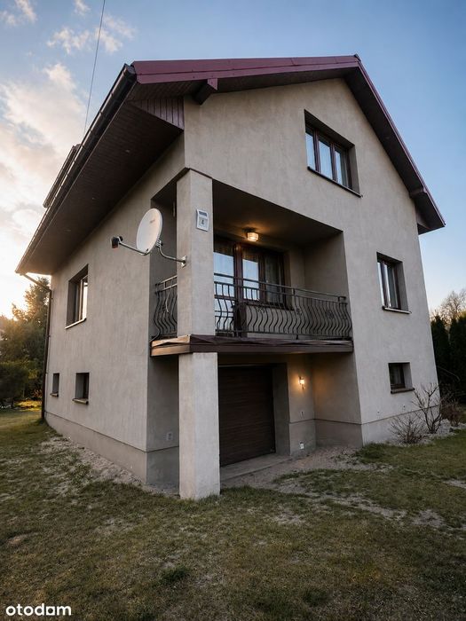 Dom jednorodzinny z budynkiem gospodarczym.