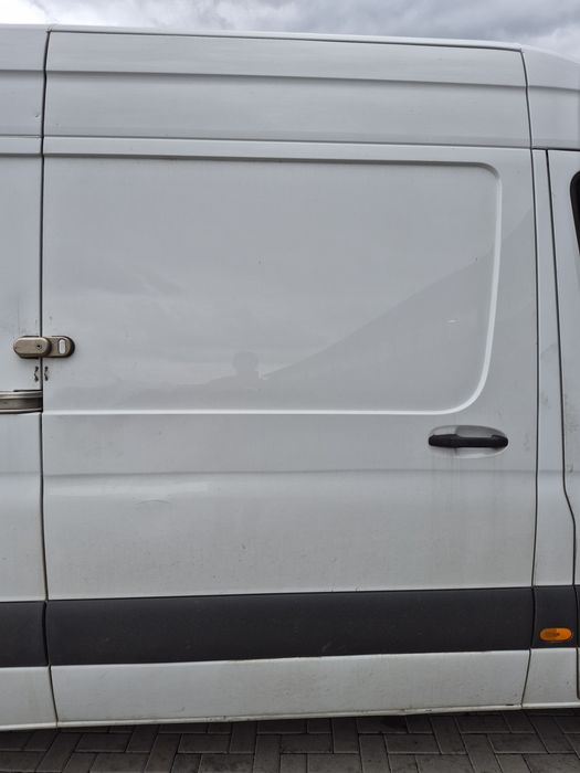 Дверка бокова зсувна права Sprinter w907 w910