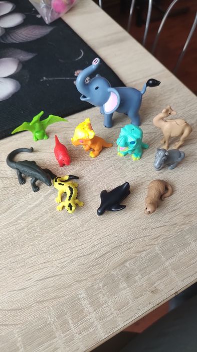 Zestaw figurek dinozaury i inne 11 sztuk