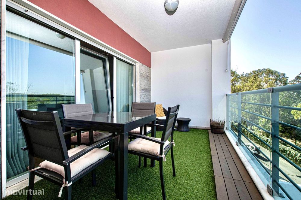 T3 com vista sobre o Jamor, box de 58 m² e condomínio com piscina
