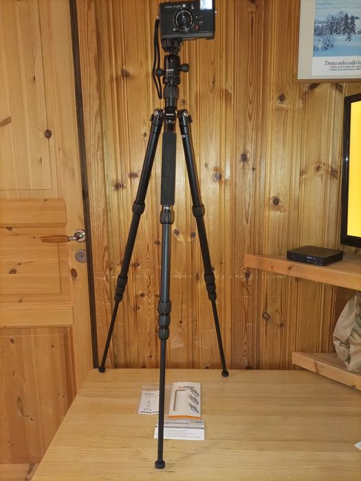 Statyw fotograficzny " MeFoto " .