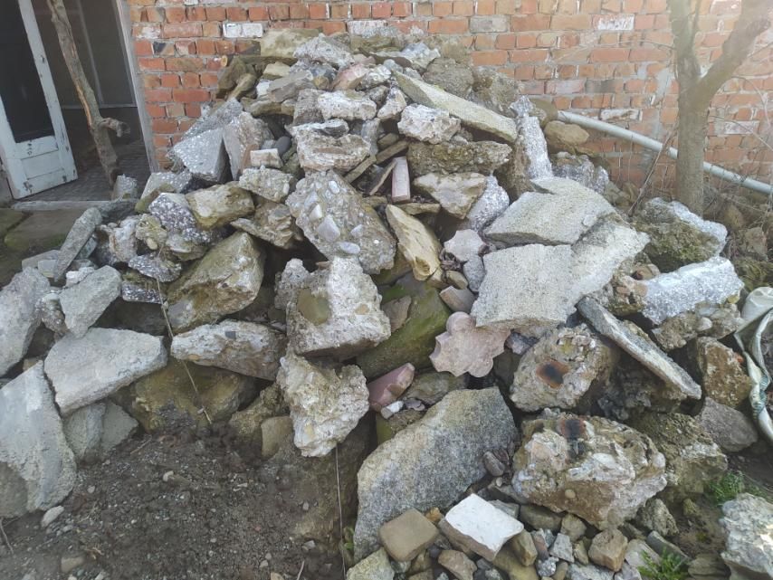 Залишки бетону, може кому потрібно на підсипку.