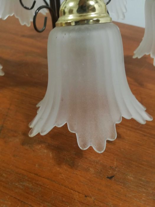 Lampa sufitowa pięcioramienna z białymi kloszami