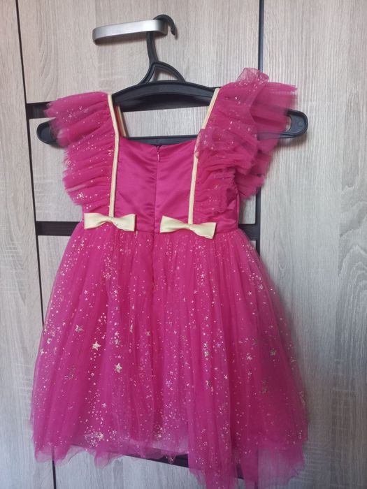 Пишна яскраво рожева сукня для дівчинки