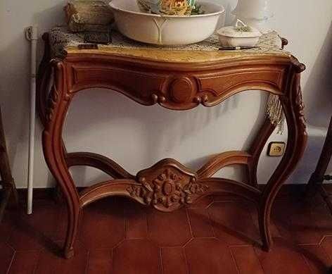 Móveis antigos de pequenas dimensões, muito bem conservados.