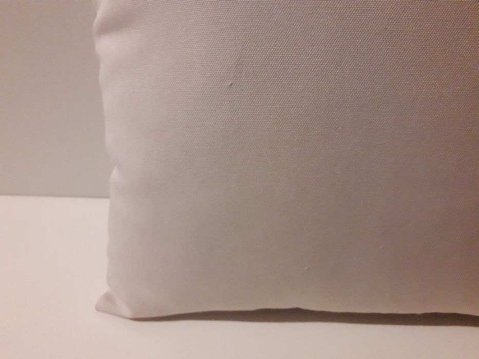 Quatro almofadas cinza claro