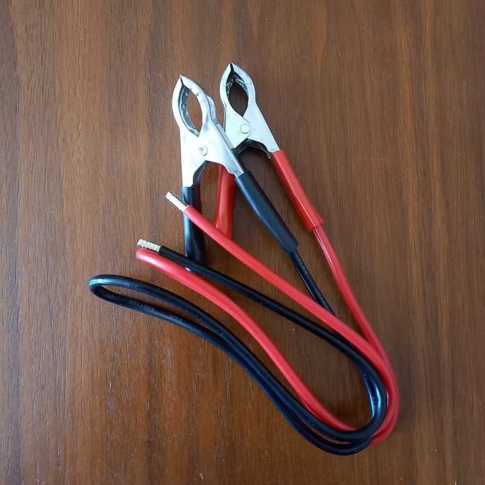 Kabel z zaciskiem krokodylkowym.