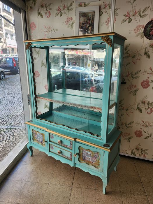 Vitrine vintage restaurada e eletrificada