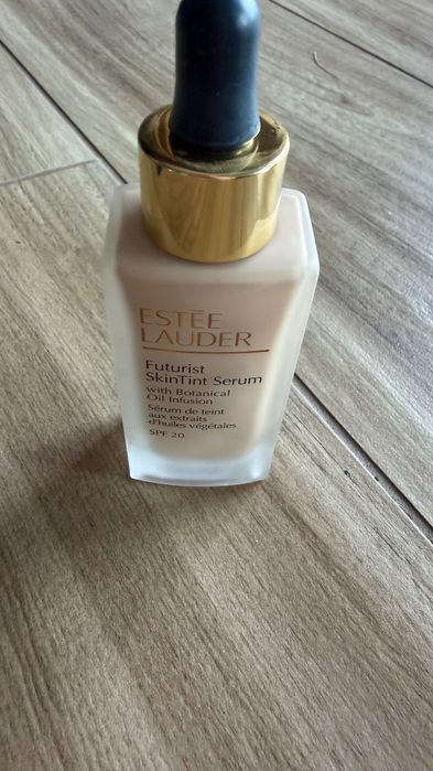 Podkład Estee Lauder Futurist skin tint serum SPF 20