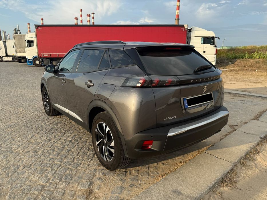 Vendo Peugeot 2008 Allure 1.2 PureTech 100cv, matriculado em junho de 2022, com 140.000 km.