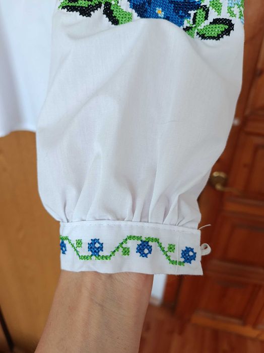 Продам вишиванку та блузку на дівчинку