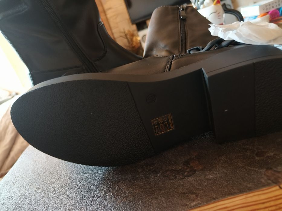 Piękne nowe czarne ocieplane botki ozdobione łańcuchem