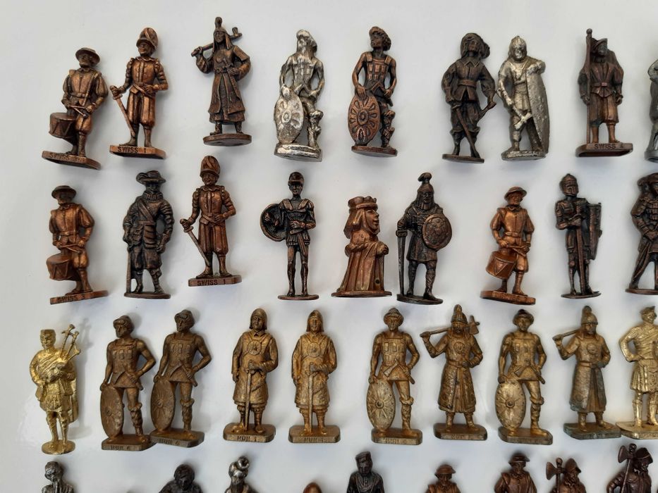 Kinder Brindes – 69 Figuras em Metal Romanos Soldados Cowboys Indios