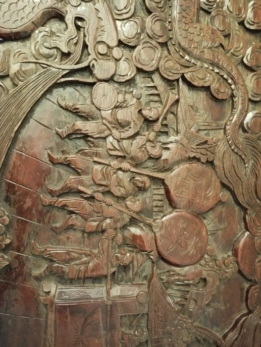 Arca em madeira com relevo