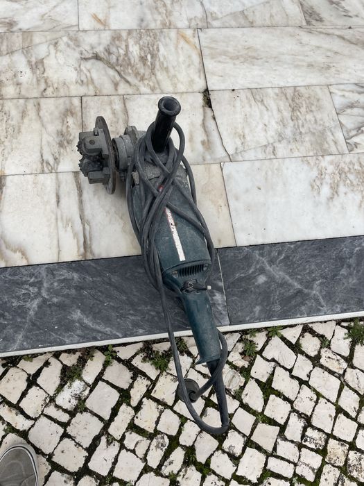 Rebarbadora com prato de bujardar bosch