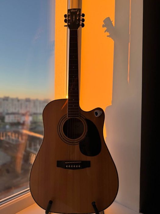 Продам гитару Cort