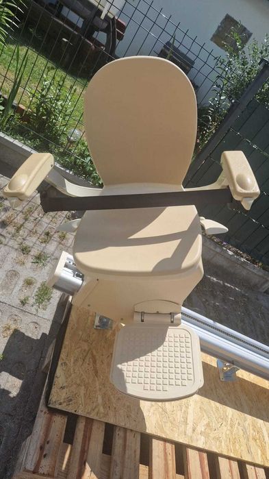 Winda schodowa zewnętrzna Brooks krzesło podnośnik inwalidzka prosta