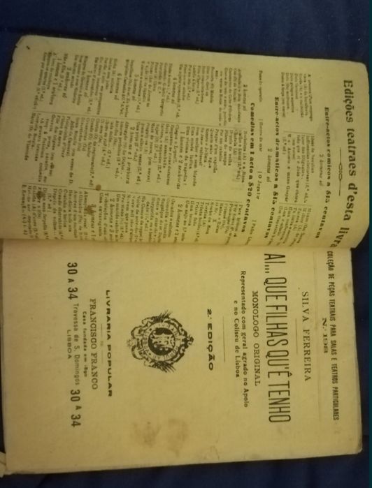 Antigo conjunto de peças teatrais