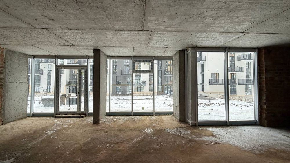 Продаж фасадного комерційного приміщення в новобудові