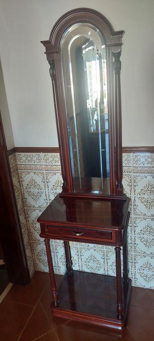 Móvel de hall em madeira de Nogueira