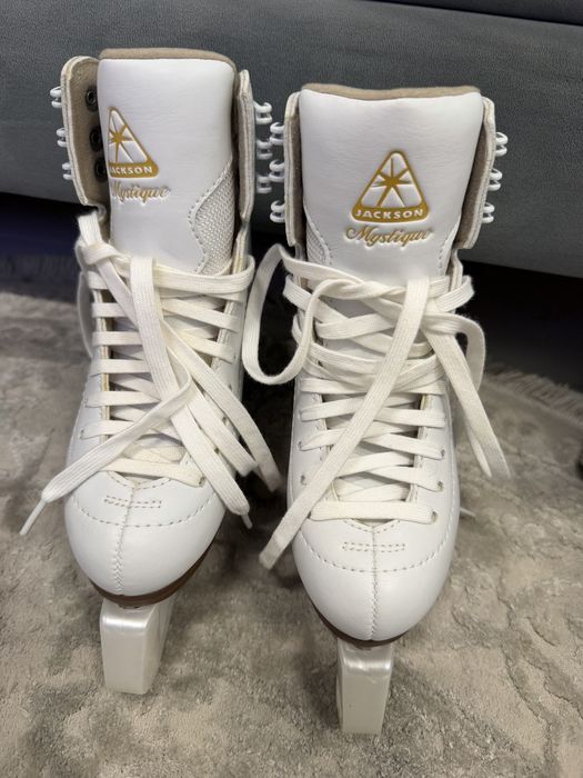 Продам коньки новые