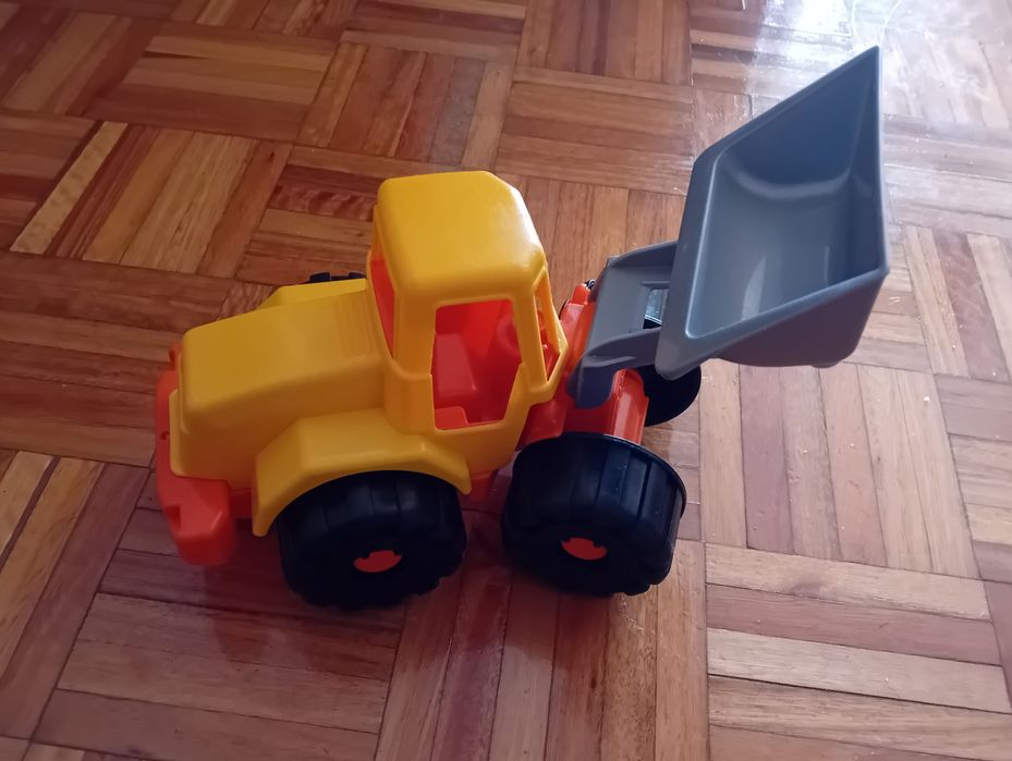 Trator semi-novo praia