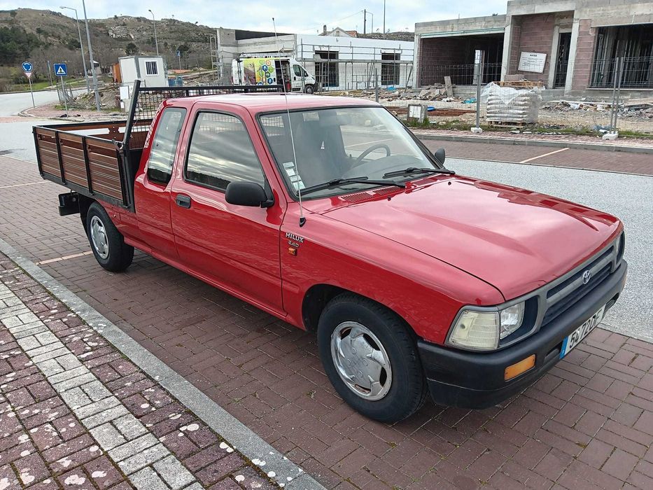 Toyota Hilux 2.4 Diesel com pintura e caixa de madeira nova