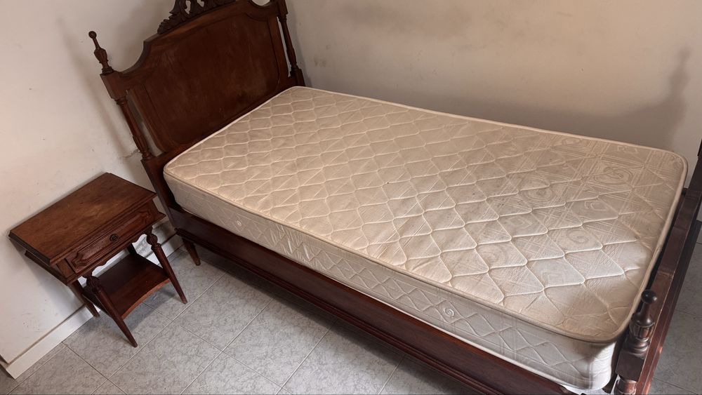 Cama com colchão + mesa de cabeceira + guarda roupas