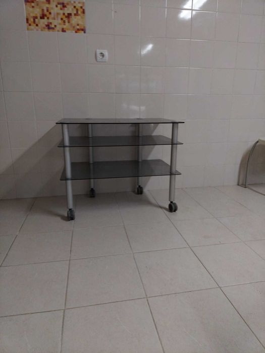 Mesa de TV com prateleiras de vidro e rodinhas