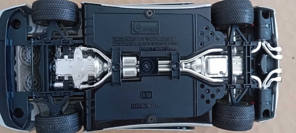 Carro modelo Burago Chevrolet Corvette 1997 escala 1:18  cor prata