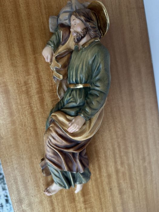 S. José deitado em madeira